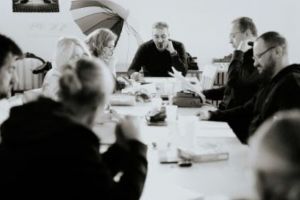 S-au reluat repetiţiile la „O comedie neagră“ de Peter Shaffer, în regia lui Costin Gavază