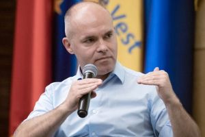 „Manualele româneşti par concepute pentru tricouri, nu pentru clasă!” Fostul ministru Daniel Funeriu, atac dur la adresa manualelor de ştiinţe
