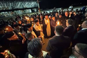 FOTO/VIDEO. Hristos a Înviat! Lumina Sfântă de la Ierusalim a ajuns la Satu Mare