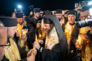 FOTO Lumina Sfântă de la Ierusalim a ajuns pe Aeroportul de la Salcea, fiind împărţită preoţilor din Botoşani