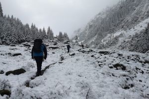 Jandarmii montani, intervenţie dificilă în Piatra Craiului: 2 turişti neechipaţi, blocaţi pe gheaţă, au stat o oră şi jumătate culcaţi pe burtă de frică