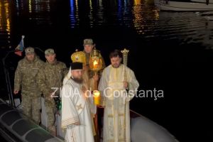 FOTO+VIDEO: Slujba de Inviere, la Constanta. IPS Teodosie a adus Lumina Sfanta de pe mare 