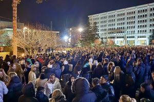 Învierea Domnului, sărbătorită cu emoţie în centrul Piteştiului. Mii de oameni, un singur glas: „Hristos a Înviat!”