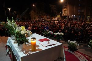 Mii de oameni au luat Lumină şi au rostit ”Hristos a Înviat!”