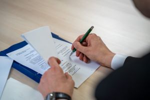 Un om de afaceri a pus toată averea pe numele soţiei, ca să scape de creditori, şi a divorţat de ea. Femeia l-a lăsat fără niciun ban