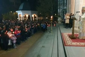 VIDEO Mii de credincioşi, la slujba de Înviere de la Catedrala Arhiepsicopală din Buzău