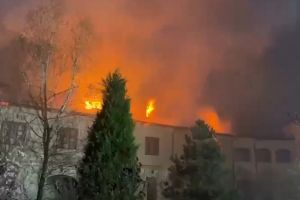 Incident in prima zi de Paste: Acoperisul Manastirii Bistrita a luat foc. Pompierii intervin