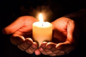 Lumina din spatele gratiilor. Peste 150 de deţinuţi din Penitenciarul Botoşani au participat la slujba de Înviere la capelă