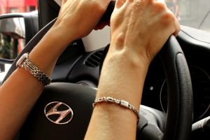 Șoferiţă prinsă de poliţişti cu 176 km/h pe un drum naţional. „Se ard cozonacii în cuptor”, le-a explicat poliţiştilor