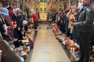 VIDEO Bucate binecuvântate înainte de masa de Paşte. Obiceiul sfinţirii coşurilor, păstrat cu sfinţenie la Botoşani