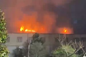 FOTO Incendiu de Paşte la o foarte cunoscută mănăstire! Pompierii din trei judeţe chemaţi să intervină