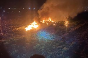 FOTO Tradiţie periculoasă! Incendii în două localităţi din Botoşani în Noaptea de Înviere