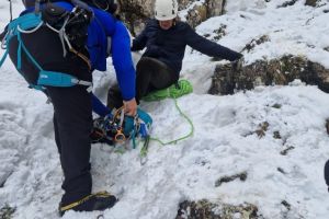 FOTO. Doi turisti, salvati de jandarmii montani dupa ce au ramas blocati intr-o zona dificila din Masivul Piatra Craiului 