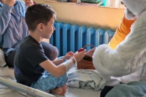 Asociatia Suflete Deschise a adus bucuria Invierii in sufletele copiilor internati in spitalele din Constanta (FOTO)