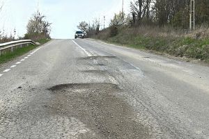 VIDEO & FOTO Starea proastă a unui drum judeţean din Botoşani îi nemulţumeşte pe şoferi. „Nu te mai poţi feri de gropi”