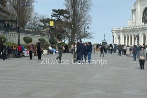 Fotoreportaj: Faleza Cazinoului din Constanta, plina de oameni in prima zi de Paste (FOTO)