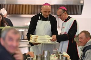 În ziua de Paşte, episcopul greco-catolic de Oradea, Virgil Bercea, a servit masa la o cantină socială (FOTO)