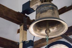 Incident şocant de Înviere! Bărbat rănit grav după ce i-a căzut clopotul bisericii în cap