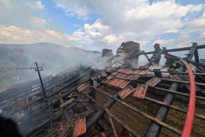 Incendiu în ziua de Paşte, la Nehoiu. Proprietar de 92 de ani, salvat în ultimul moment