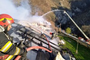 Tragedie în ziua de Paşte: O măicuţă a murit într-un incendiu care a cuprins o mănăstire din Vâlcea (FOTO/VIDEO)