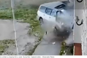 Un mort şi patru răniţi după ce o maşină s-a izbit de o casă. Printre victime sunt şi copii