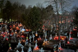 FOTO Imagini impresionante! Cimitirul Pacea cuprins de lumina miilor de candele