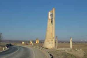 Aşa arată intrarea în Botoşani dinspre Suceava. Autorităţile se fac că nu văd „mizeria” de la intrarea în judeţ