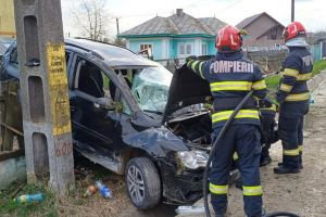 FOTO Accident de Paşte! Trei persoane au ajuns la spital după ce au intrat cu maşina într-un cap de pod