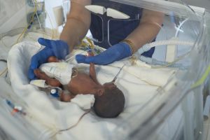 Doi bebeluşi, născuţi de Paşte la Botoşani, au ajuns la Terapie Intensivă. Cadru medical: „Sunt stabili”