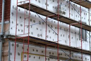 Regulă pentru românii care stau la casă. Pot fi obligaţi să demoleze construcţia. Ce spune Codul Civil