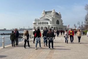Fotoreportaj Constanta: FOTO-VIDEO. Mare, soare si o atmosfera de sarbatoare! A doua zi de Paste aduce constantenii pe Faleza Cazinoului 