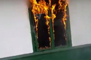 Clipe de panică pentru o femeie din Botoşani! Casa i-a luat foc, iar ea a avut nevoie de îngrijiri medicale