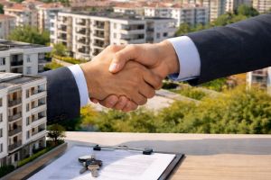 Vânzările de apartamente, în scădere faţă de anul trecut, nu şi preţurile