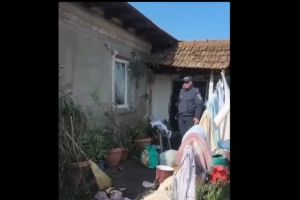  VIDEO. Interventie ca in filme in Teleorman! O femeie de 66 de ani a fost salvata dintr-o casa in flacari