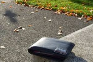 Portofel găsit de un băcăuan, predat poliţiştilor