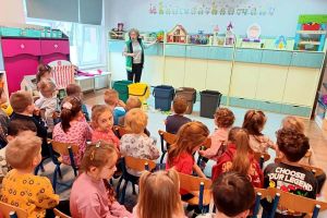 Școala verde: RER Vest i-a învăţat pe micuţii din Oradea cum să sorteze deşeurile şi să recicleze