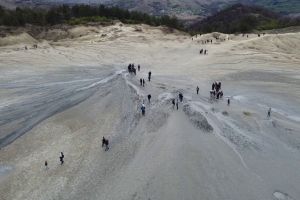 VIDEO Cei mai spectaculoşi vulcani noroioşi din Europa, descoperiţi de sute de români în vacanţa de Paşte