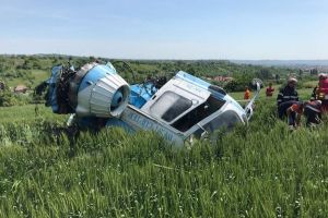 FOTO. Un elicopter cu două persoane la bord s-a prăbuşit la Turda
