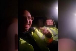 VIDEO Doi poliţişti s-au filmat cântând manele în autospeciala de serviciu, în timp sunt îmbrăcaţi în uniformă. ”Să sară permisele, să vină permisele”