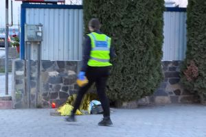 FOTO Caz cutremurător în zi de Paşte! Un bărbat a murit în faţa sediului unei firme din Botoşani