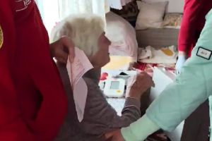 VIDEO O femeie din Botoşani acuză cadrele medicale de indiferenţă. „Doamna doctor nici nu a băgat-o în seamă pe bătrână”. Reacţia conducerii UPU-SMURD