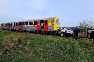 FOTO Tragedie în a doua zi de Paşte! Un bărbat a murit după ce maşina acestuia a fost lovită de tren