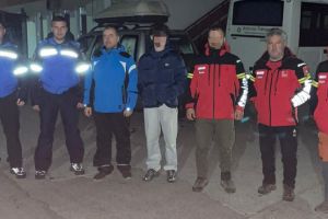 FOTO | Tată şi fiu, recuperaţi de salvatori după ce au rămas blocaţi pe munte în noaptea de Înviere