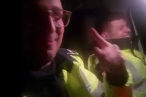 2 poliţişti din Brăila, cercetaţi după ce s-au filmat cântând manele în autospeciala de Poliţie: ”Să sară permisele, să vină permisele!” (VIDEO)