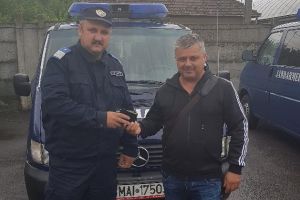 Recompensă morală pentru jandarmul ce a returnat un portofel plin cu bani