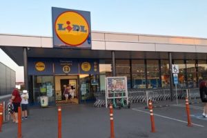 Clienţii Lidl România au donat peste 416 tone de alimente înainte de Paşte