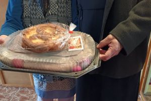 „Un gest mic, o masă mare”, campanie a bisericii din Săcele. 100 de nevoiaşi au primit platouri cu bunăţi şi pască cu ocaţia Paştelui