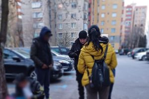 Scandal pe strada Toporaşului, din Braşov! 4 persoane, amendate pentru că împrăştiau gunoi pe stradă (FOTO)