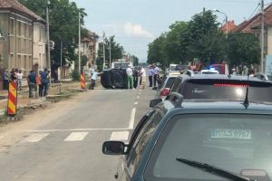 FOTO. Maşină răsturnată pe strada Bariţiu. Traficul este blocat