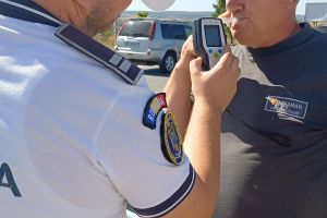 A chefuit cu alcool de Paşte, apoi a urcat la volan. Botoşăneanul, scos din trafic de poliţişti
